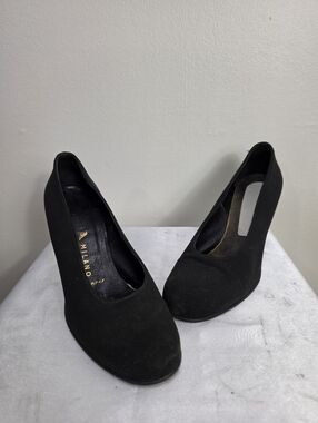 Prada Black Women's Round-Toe Pumps - Milano